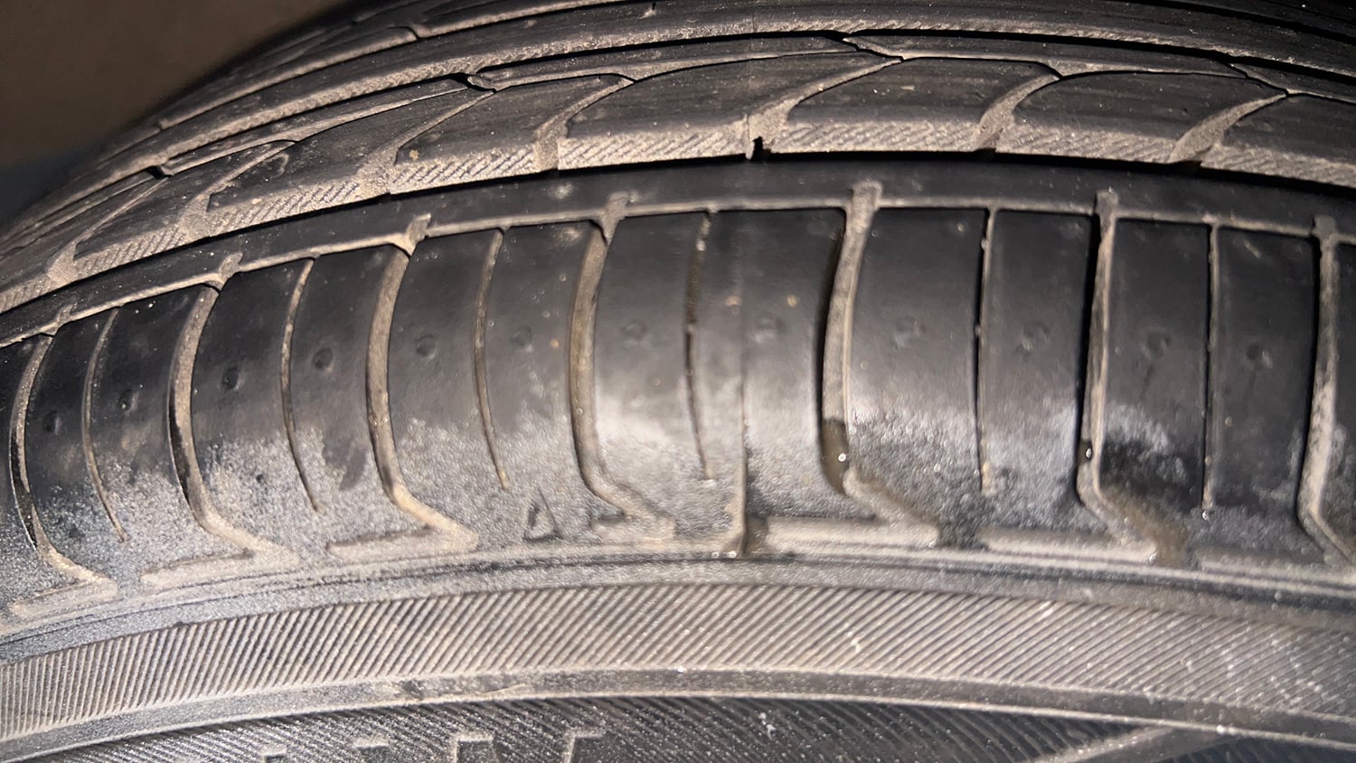 Used 2013 Hyundai i10 Magna 1.2 Kappa2 Petrol Manual tyres RIGHT FRONT TYRE TREAD VIEW