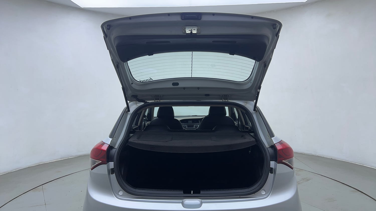 Used 2015 Hyundai Elite i20 Sportz 1.2 Petrol Manual interior DICKY DOOR OPEN VIEW