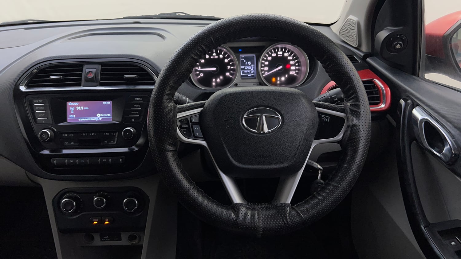 Used 2016 Tata Tiago Revotron XZ w/o Alloy Petrol Manual top_features Steering mounted controls