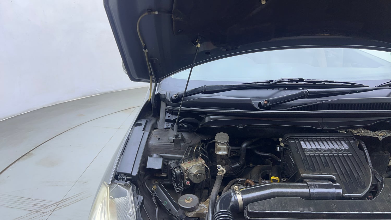 Used 2018 Maruti Suzuki Ciaz Alpha 1.4 MT Petrol Manual engine ENGINE RIGHT SIDE HINGE & APRON VIEW