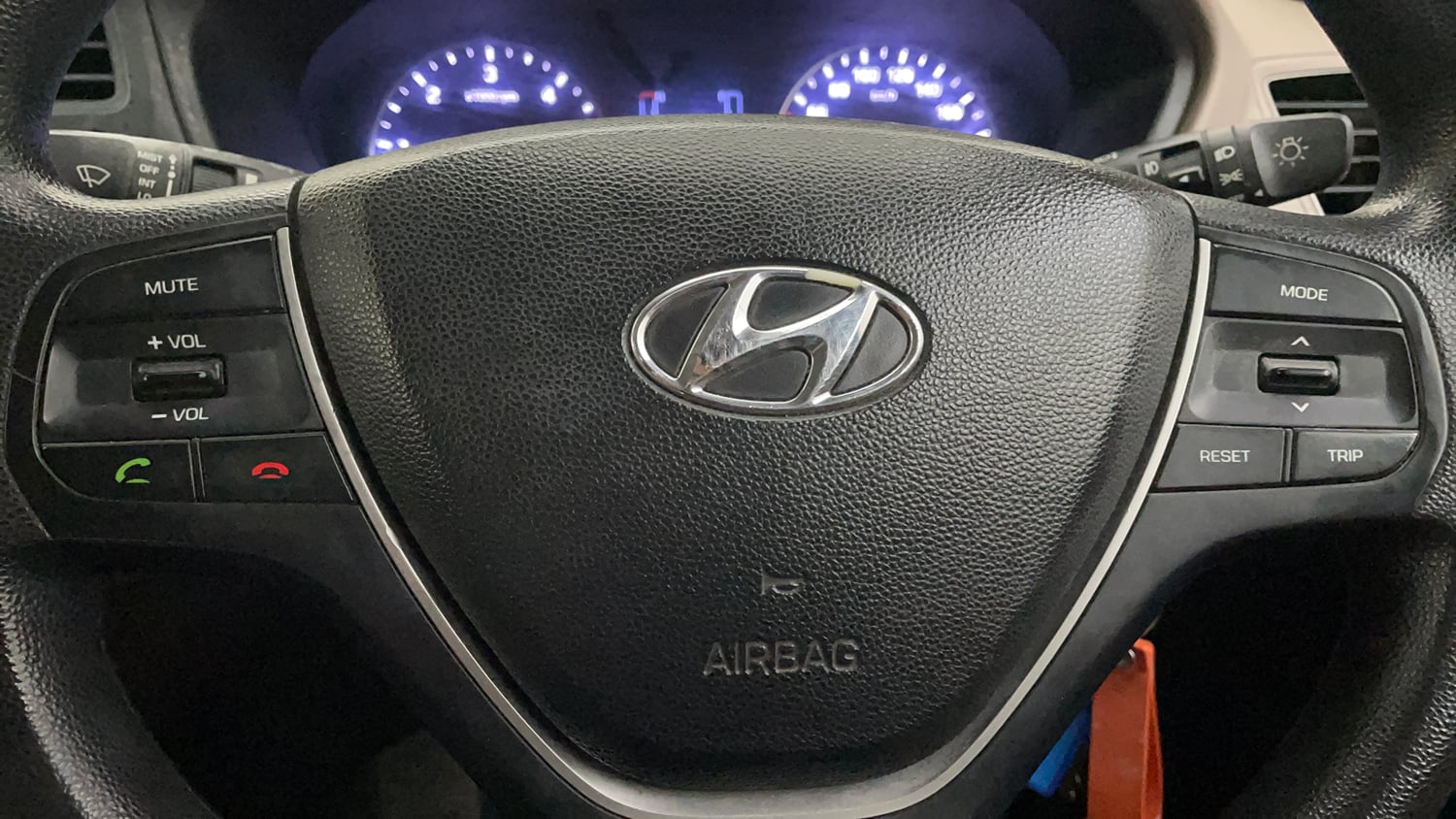 Used 2016 Hyundai Elite i20 Sportz 1.4 CRDI Diesel Manual top_features Steering mounted controls
