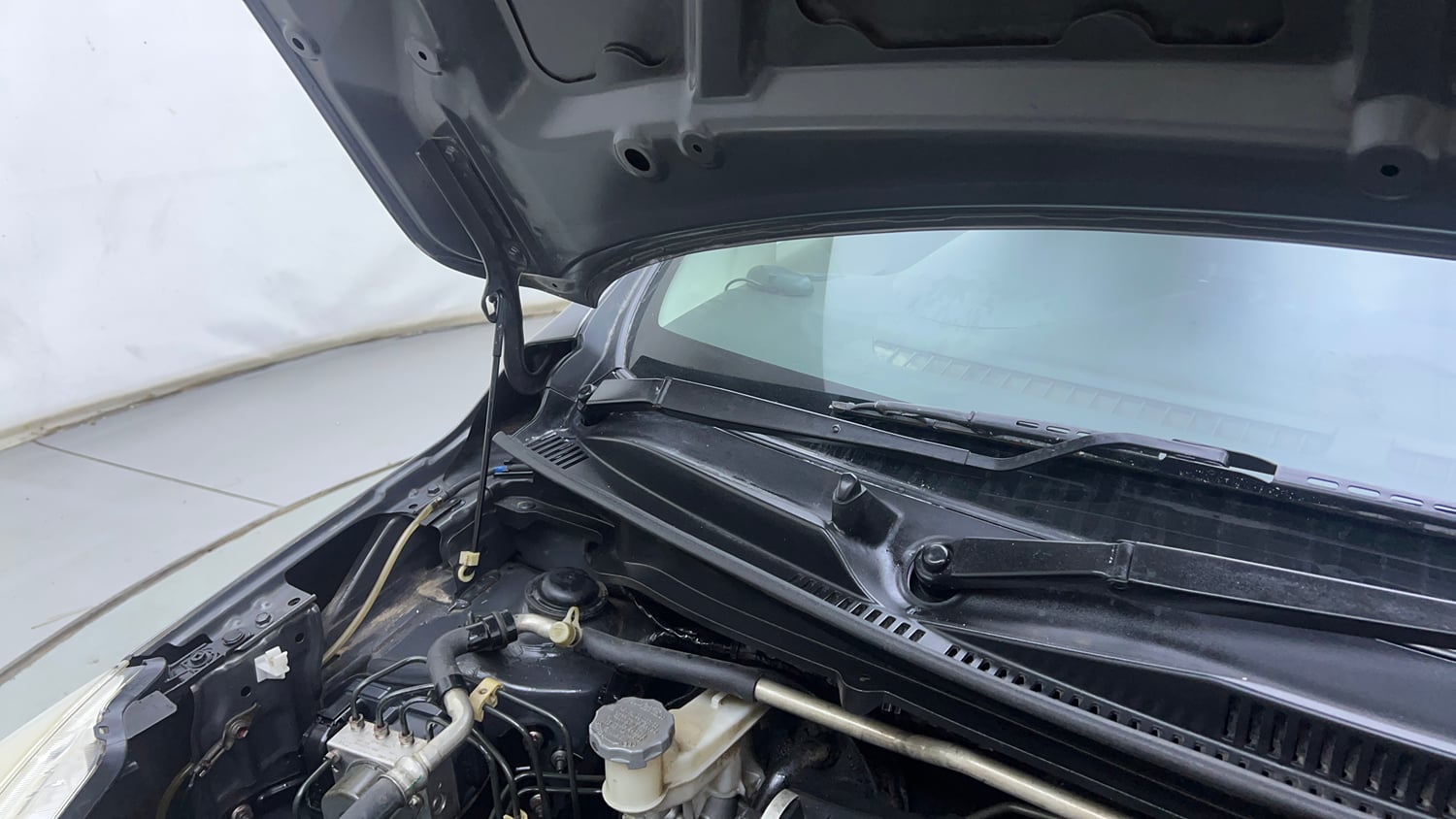 Used 2015 Maruti Suzuki Celerio ZXi Opt Petrol Manual engine ENGINE RIGHT SIDE HINGE & APRON VIEW
