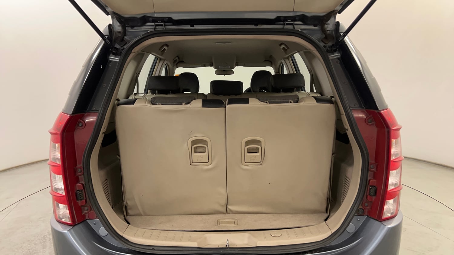 Used 2016 Mahindra XUV500 W4 Diesel Manual interior DICKY INSIDE VIEW