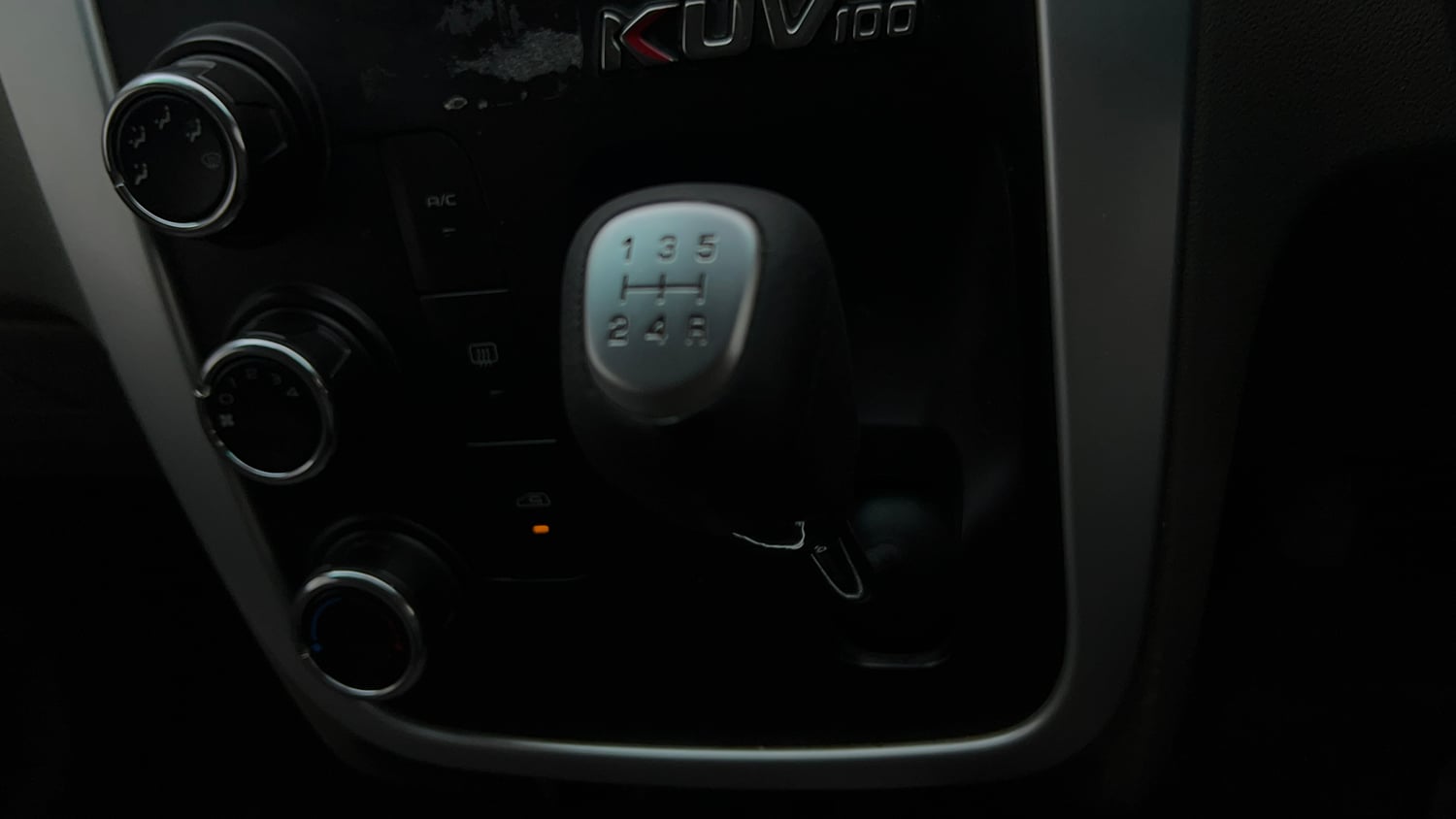 Used 2016 Mahindra KUV100 K6+ 6 STR Petrol Manual interior GEAR  KNOB VIEW