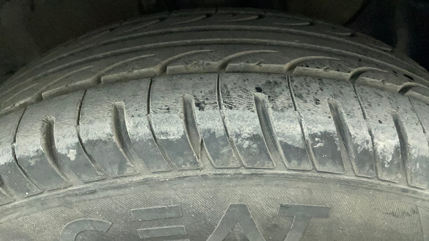 Used 2016 Hyundai Elite i20 Sportz 1.4 CRDI Diesel Manual tyres RIGHT FRONT TYRE TREAD VIEW