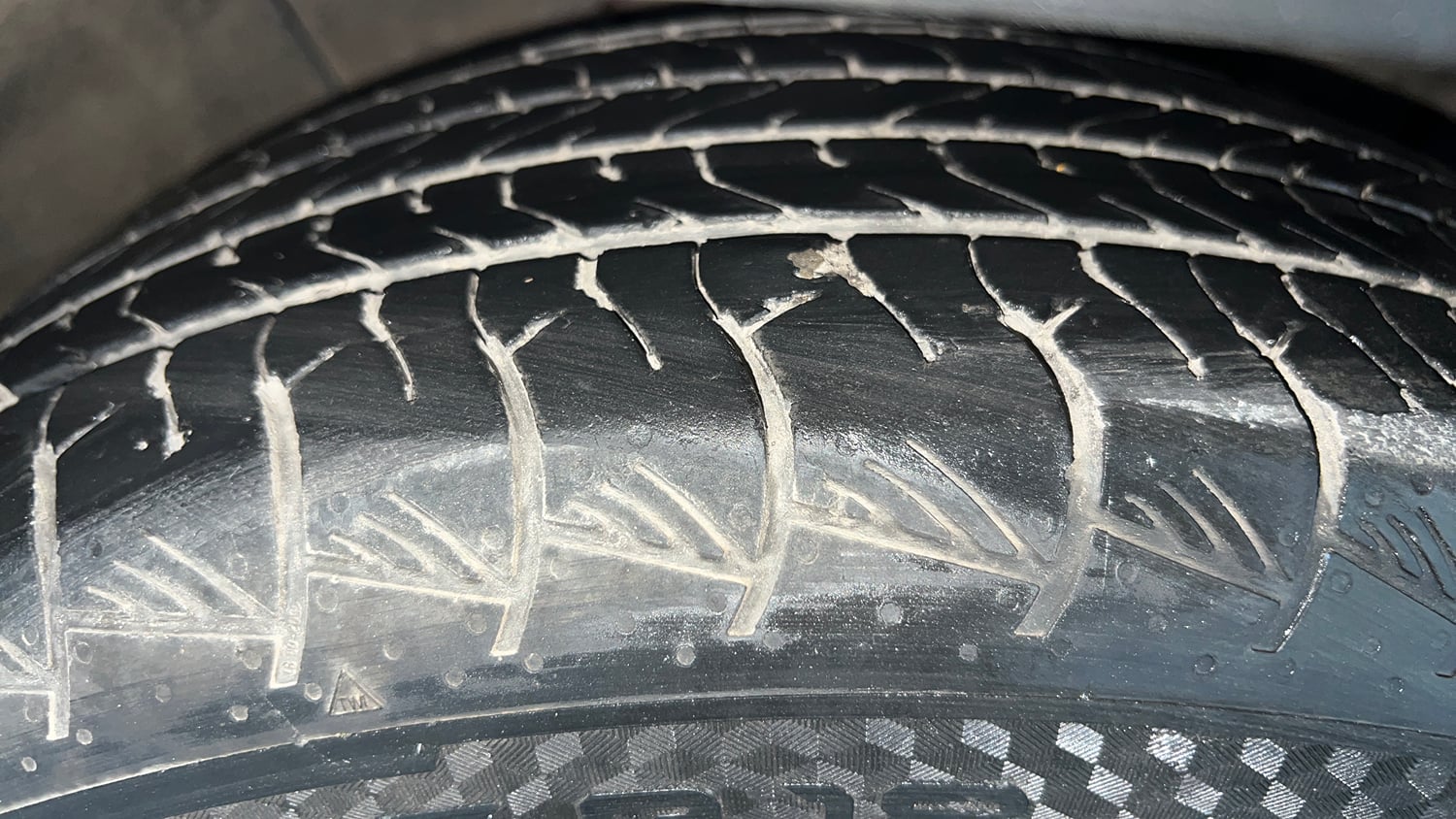 Used 2022 Hyundai Alcazar Signature (O) 6 STR 2.0 Petrol AT Dual Tone Petrol Automatic tyres RIGHT FRONT TYRE TREAD VIEW