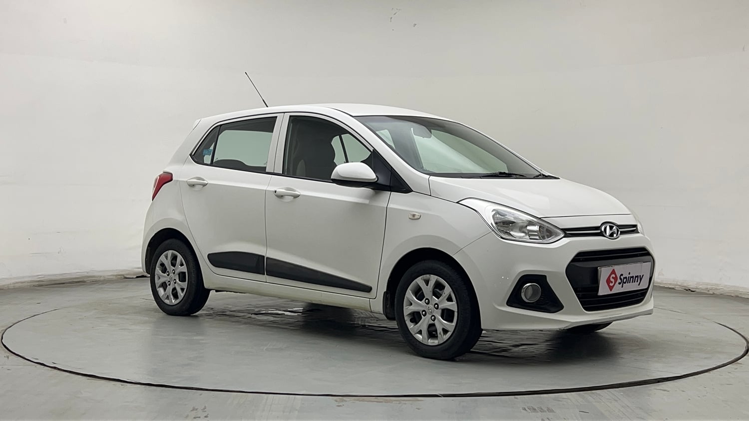 Used 2016 Hyundai Grand i10 Magna AT 1.2 Kappa VTVT Petrol Automatic exterior RIGHT FRONT CORNER VIEW