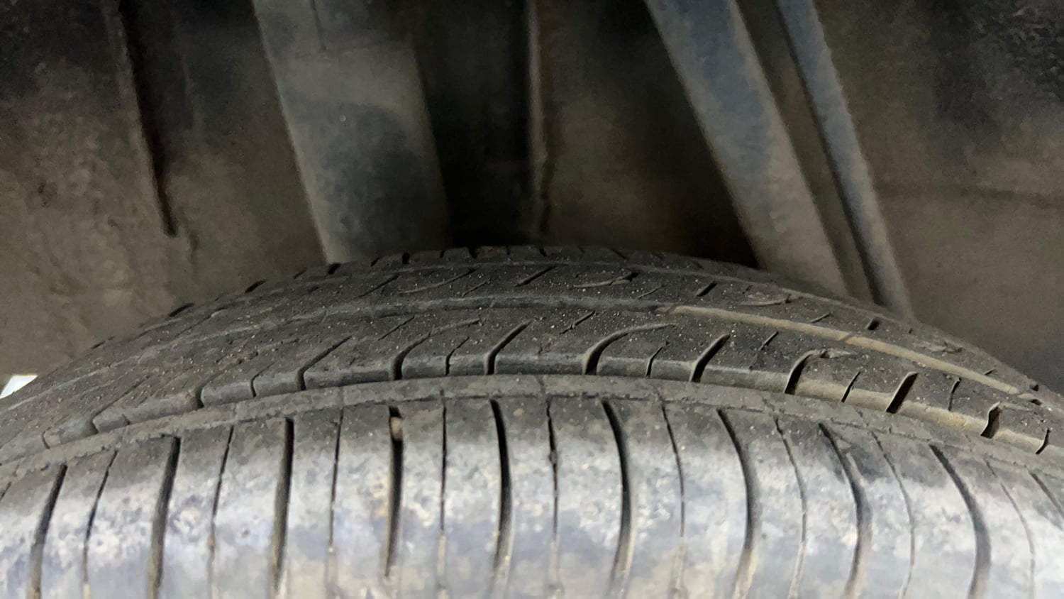 Used 2017 Renault Kwid 1.0 RXT AMT Petrol Automatic tyres RIGHT REAR TYRE TREAD VIEW