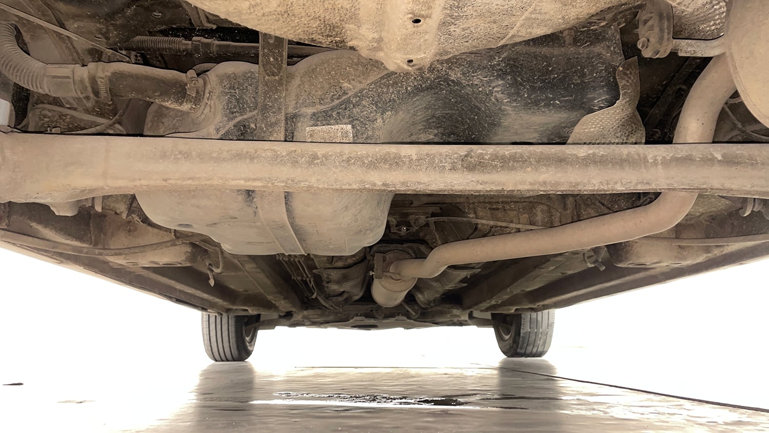 Used 2022 Mahindra XUV 300 W8 (O) 1.5 Diesel AMT Diesel Automatic extra REAR UNDERBODY VIEW (TAKEN FROM REAR)