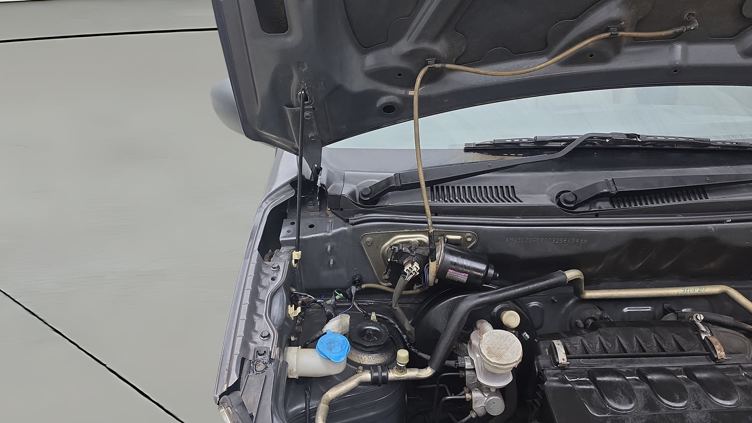 Used 2017 Maruti Suzuki Alto K10 VXi Petrol Manual engine ENGINE RIGHT SIDE HINGE & APRON VIEW