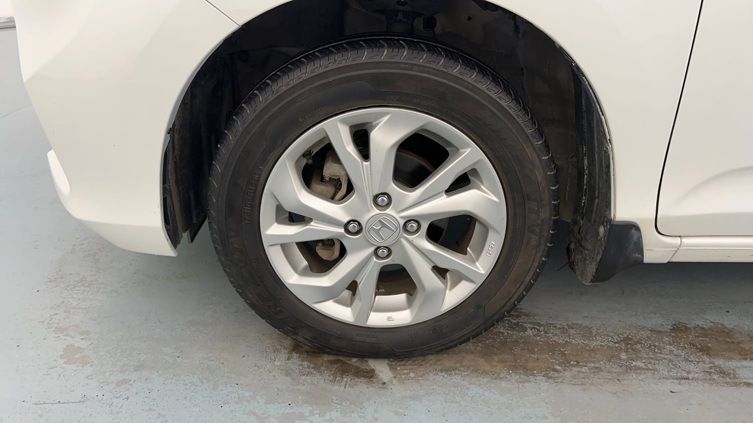 Used 2021 Honda Amaze 1.2 V MT Petrol Petrol Manual tyres LEFT FRONT TYRE RIM VIEW