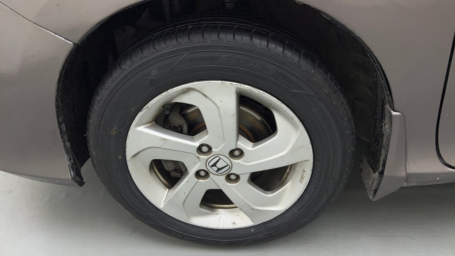Used 2015 Honda City V Petrol Manual tyres LEFT FRONT TYRE RIM VIEW