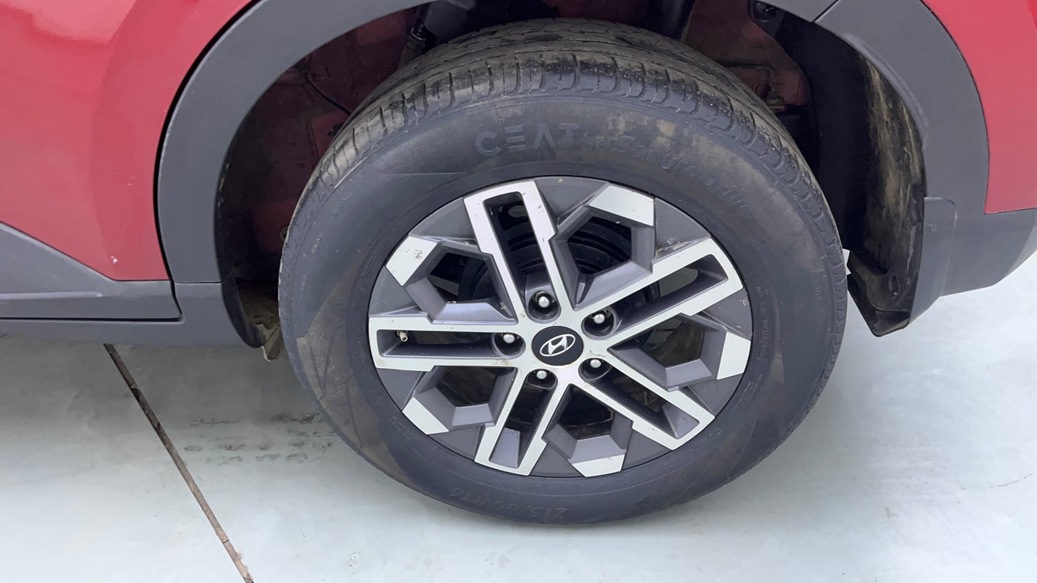Used 2023 Hyundai Venue SX 1.5 CRDi Diesel Manual tyres LEFT REAR TYRE RIM VIEW
