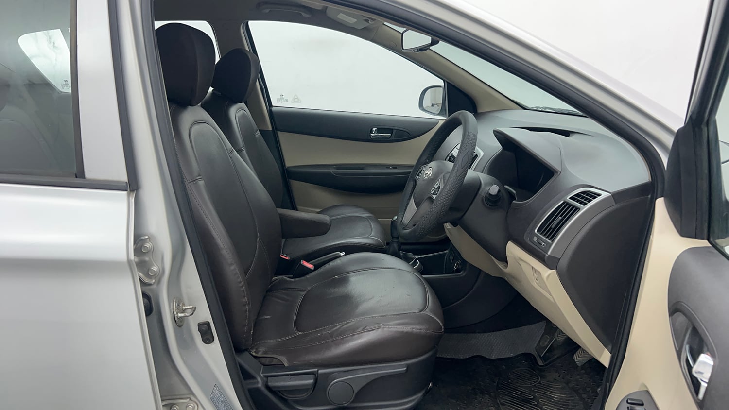 Used 2012 Hyundai i20 Asta 1.4 CRDI Diesel Manual interior RIGHT SIDE FRONT DOOR CABIN VIEW