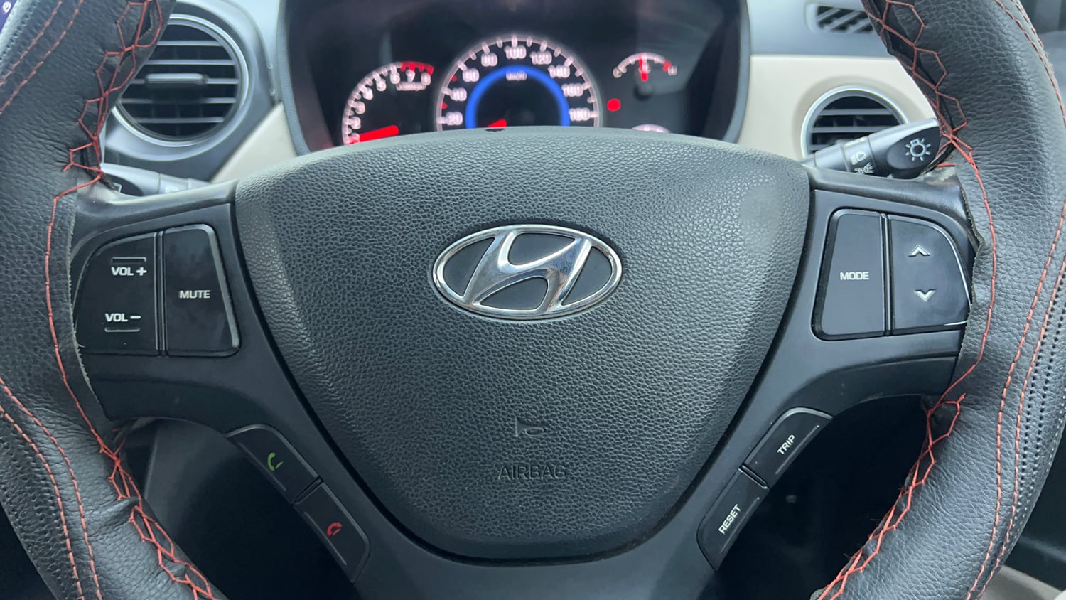 Used 2016 Hyundai Grand i10 Asta AT 1.2 Kappa VTVT Petrol Automatic top_features Steering mounted controls