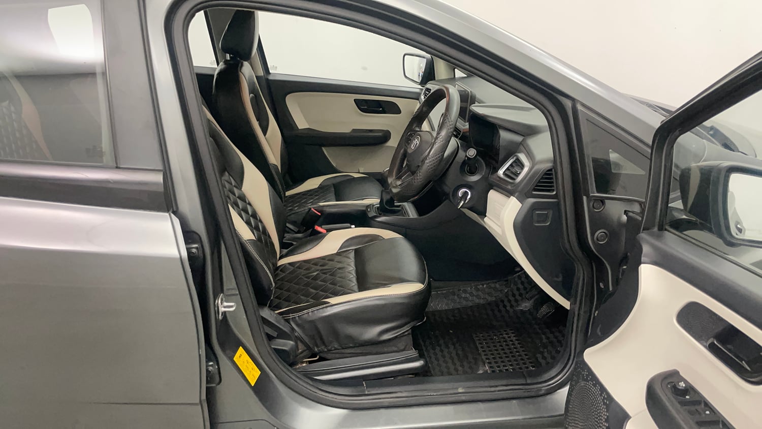 Used 2022 Tata Altroz XM Plus Petrol Petrol Manual interior RIGHT SIDE FRONT DOOR CABIN VIEW