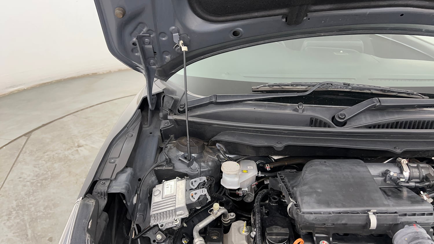 Used 2024 Maruti Suzuki Baleno Zeta MT CNG Cng Manual engine ENGINE RIGHT SIDE HINGE & APRON VIEW