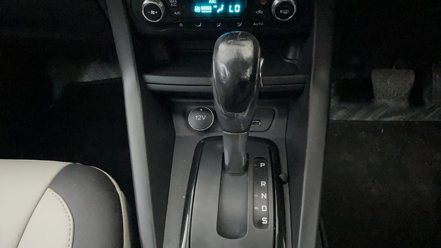 Used 2019 Ford Figo Titanium 1.5 Ti-VCT AT Petrol Automatic interior GEAR  KNOB VIEW