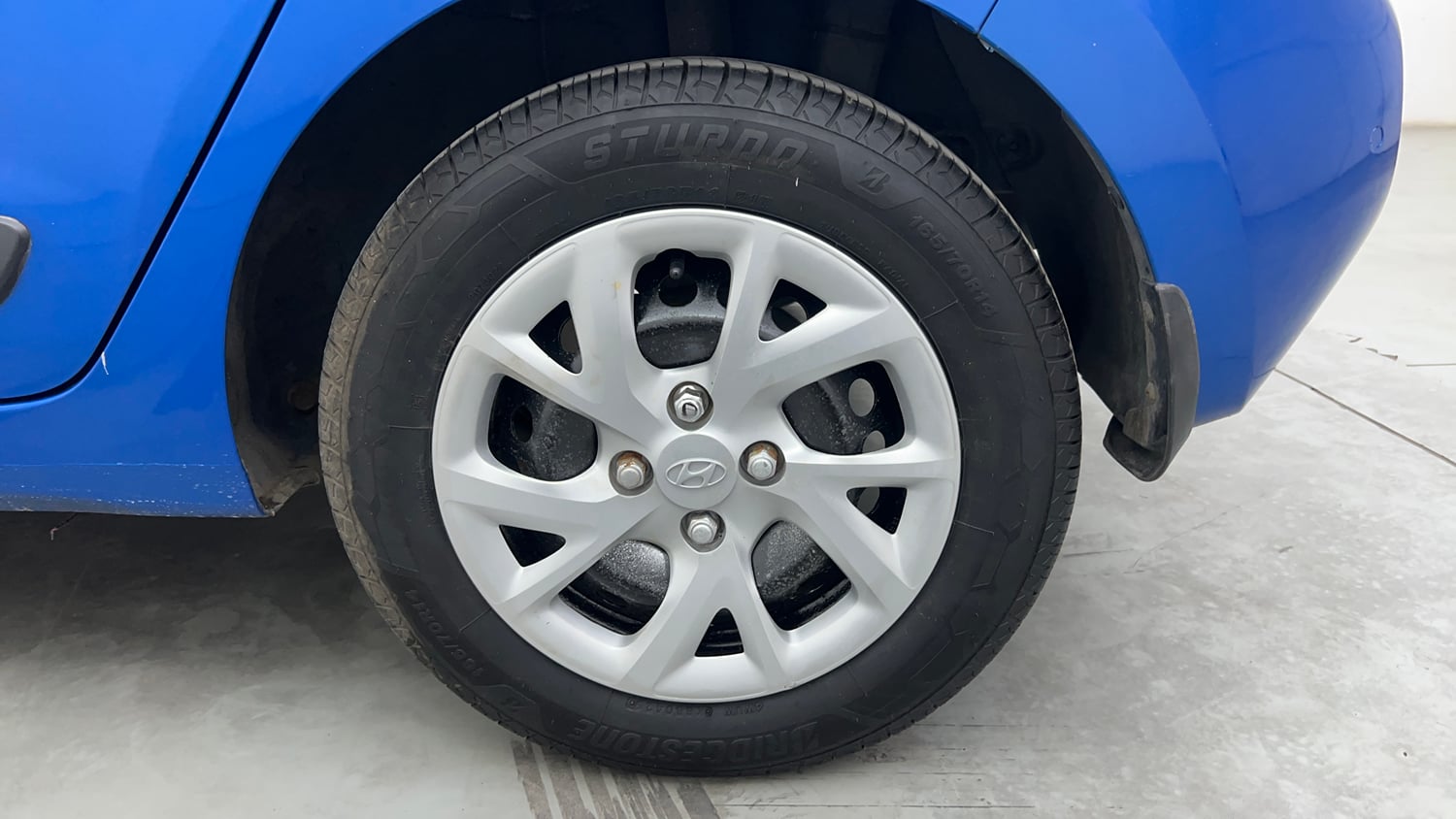 Used 2018 Hyundai Grand i10 Sportz 1.2 Kappa VTVT Dual Tone Petrol Manual tyres LEFT REAR TYRE RIM VIEW