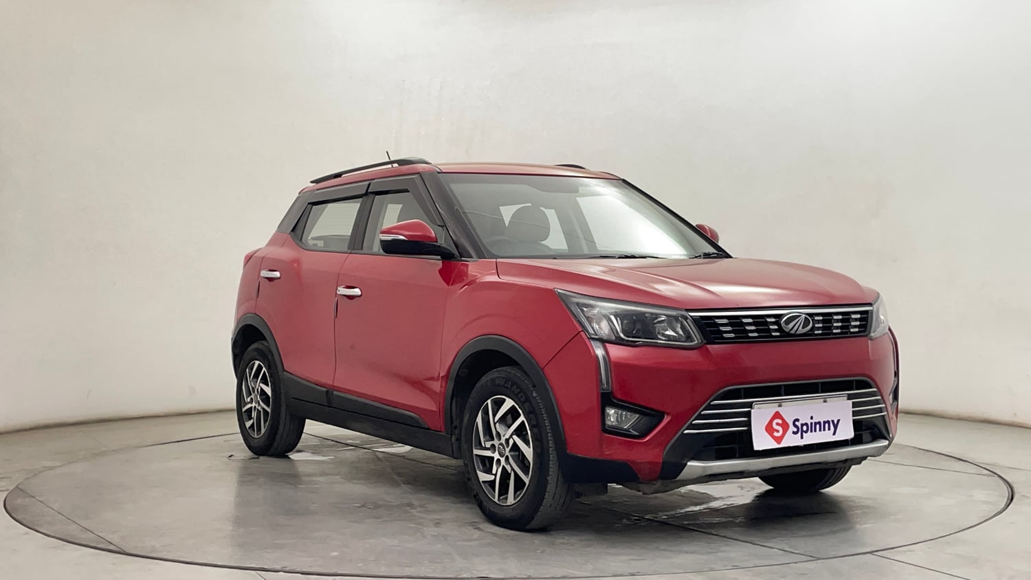 Used 2022 Mahindra XUV 300 W8 (O) 1.5 Diesel AMT Diesel Automatic exterior RIGHT FRONT CORNER VIEW