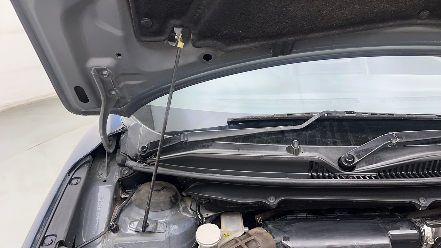 Used 2018 Maruti Suzuki Baleno Delta 1.2 Petrol Manual engine ENGINE RIGHT SIDE HINGE & APRON VIEW