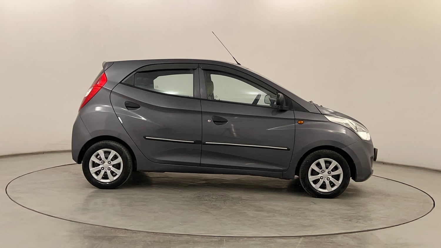 Used 2017 Hyundai Eon Magna + Petrol Manual exterior RIGHT SIDE VIEW