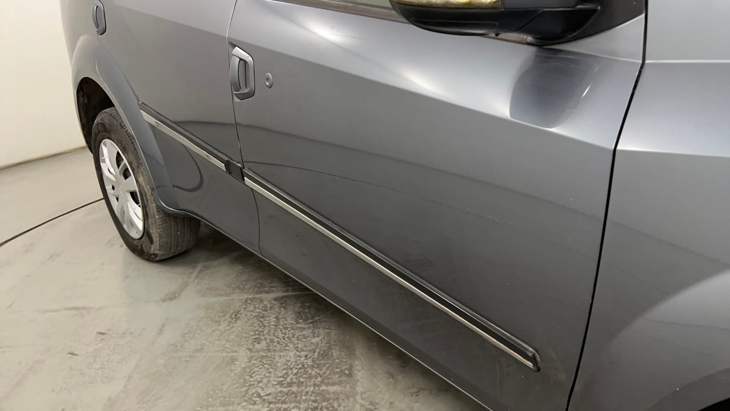 Used 2016 Mahindra XUV500 W4 Diesel Manual dents MINOR SCRATCH