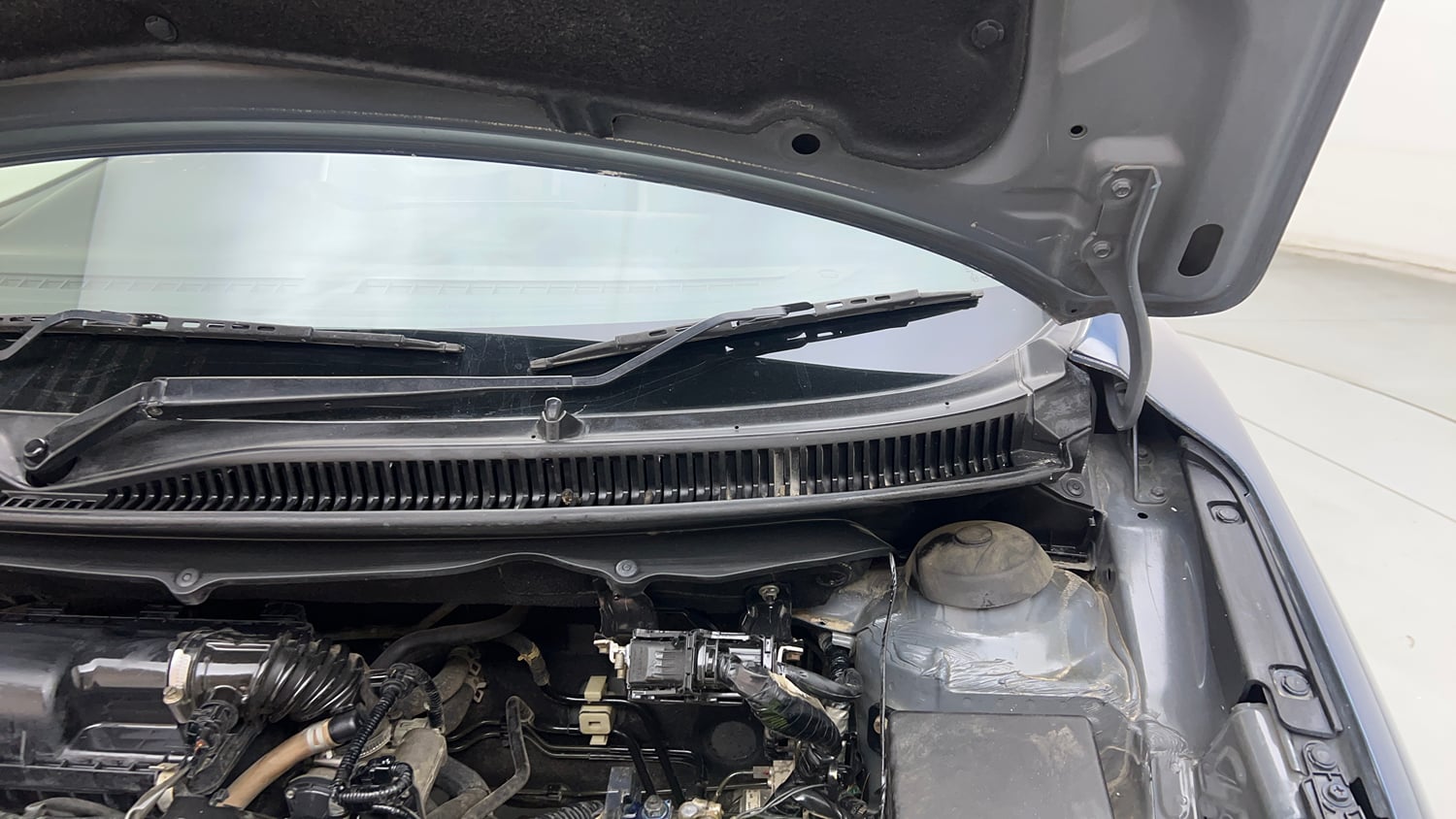 Used 2018 Maruti Suzuki Baleno Delta 1.2 Petrol Manual engine ENGINE LEFT SIDE HINGE & APRON VIEW