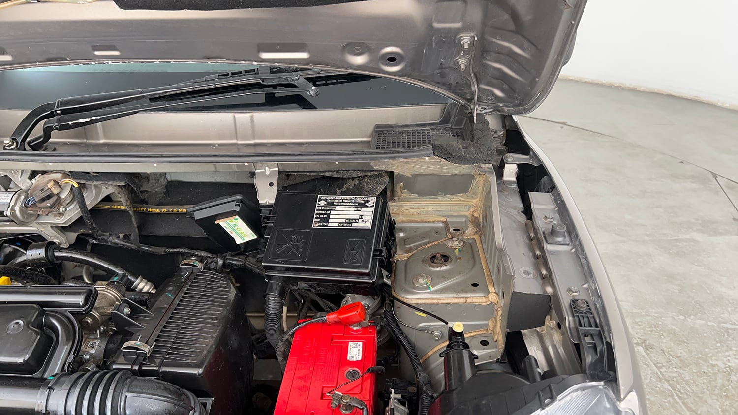 Used 2016 Renault Kwid RXT CNG (Outside Fitted) Cng Manual engine ENGINE LEFT SIDE HINGE & APRON VIEW