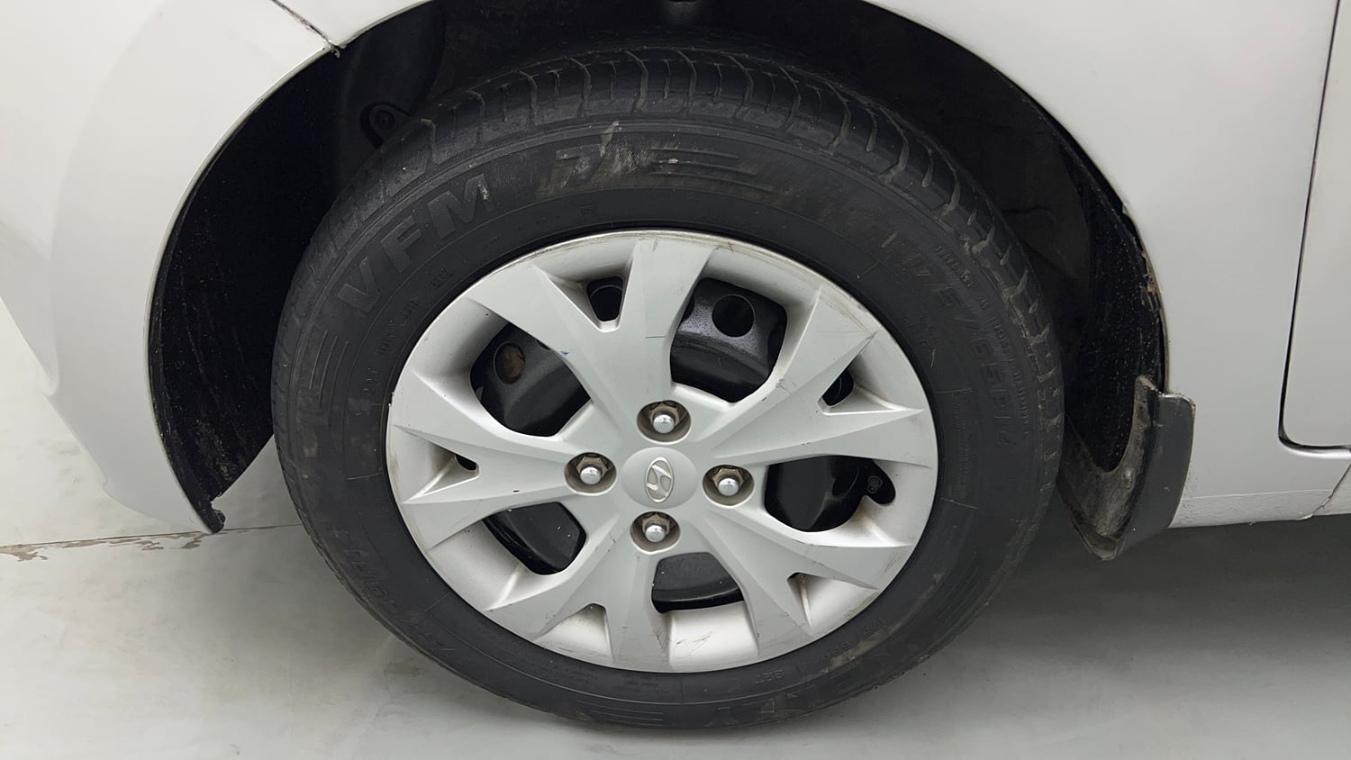 Used 2015 Hyundai Grand i10 Sportz 1.2 Kappa VTVT Petrol Manual tyres LEFT FRONT TYRE RIM VIEW
