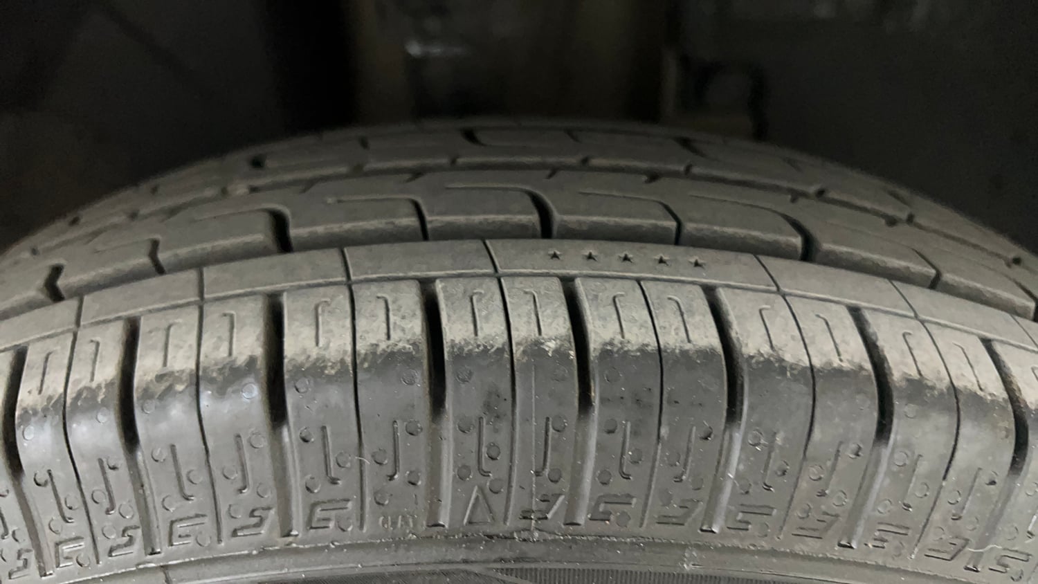 Used 2016 Renault Kwid RXT CNG (Outside Fitted) Cng Manual tyres RIGHT FRONT TYRE TREAD VIEW