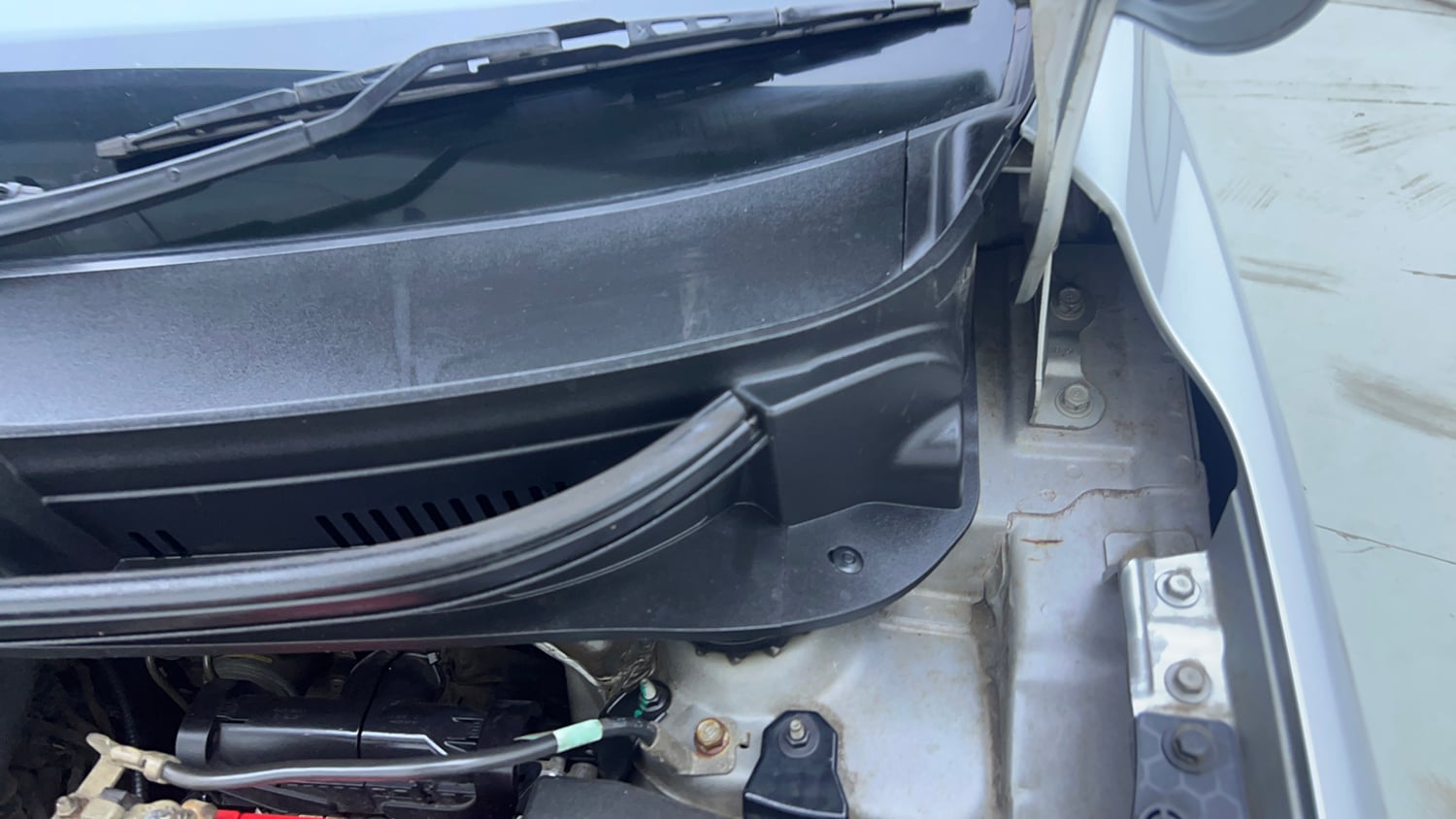 Used 2021 Hyundai Grand i10 Nios Sportz 1.2 Kappa VTVT CNG Cng Manual engine ENGINE LEFT SIDE HINGE & APRON VIEW
