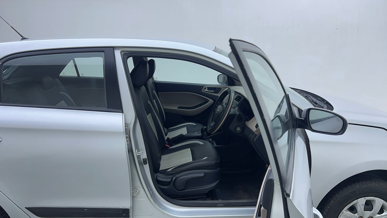 Used 2015 Hyundai Elite i20 Sportz 1.2 Petrol Manual interior RIGHT SIDE FRONT DOOR CABIN VIEW