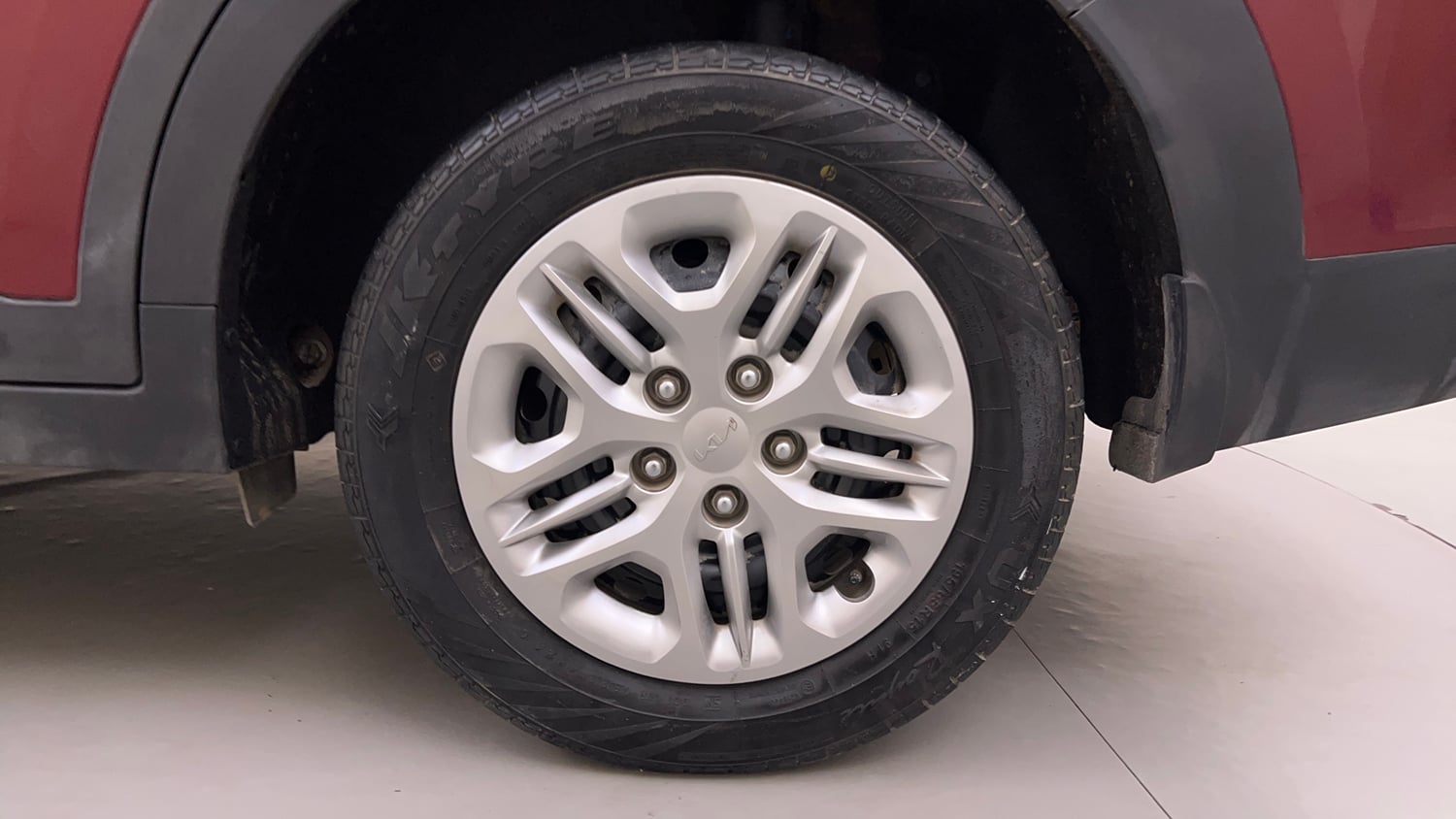Used 2025 Kia Carens Premium (O) 1.5 Petrol 7 STR Petrol Manual tyres LEFT REAR TYRE RIM VIEW