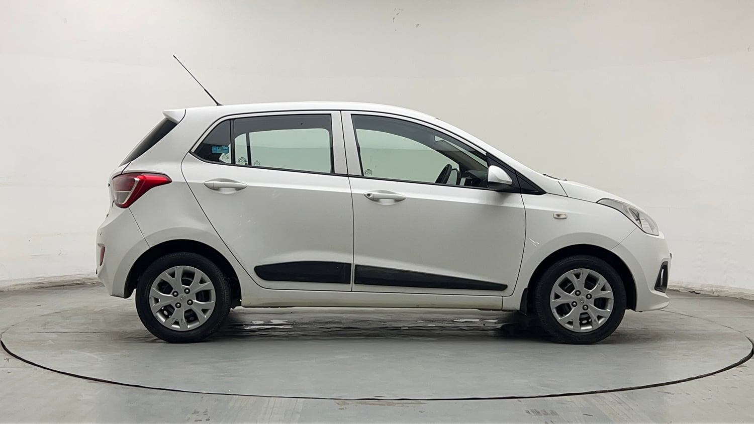 Used 2016 Hyundai Grand i10 Magna AT 1.2 Kappa VTVT Petrol Automatic exterior RIGHT SIDE VIEW