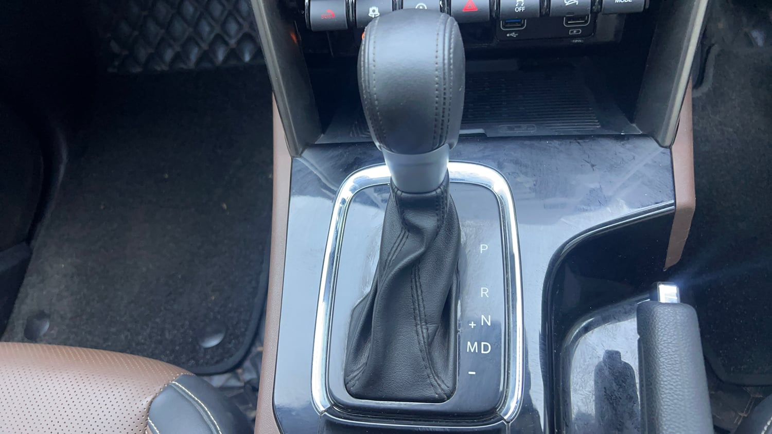 Used 2024 Mahindra Scorpio N Z8 L Diesel AT 2WD 7 STR Diesel Automatic interior GEAR  KNOB VIEW