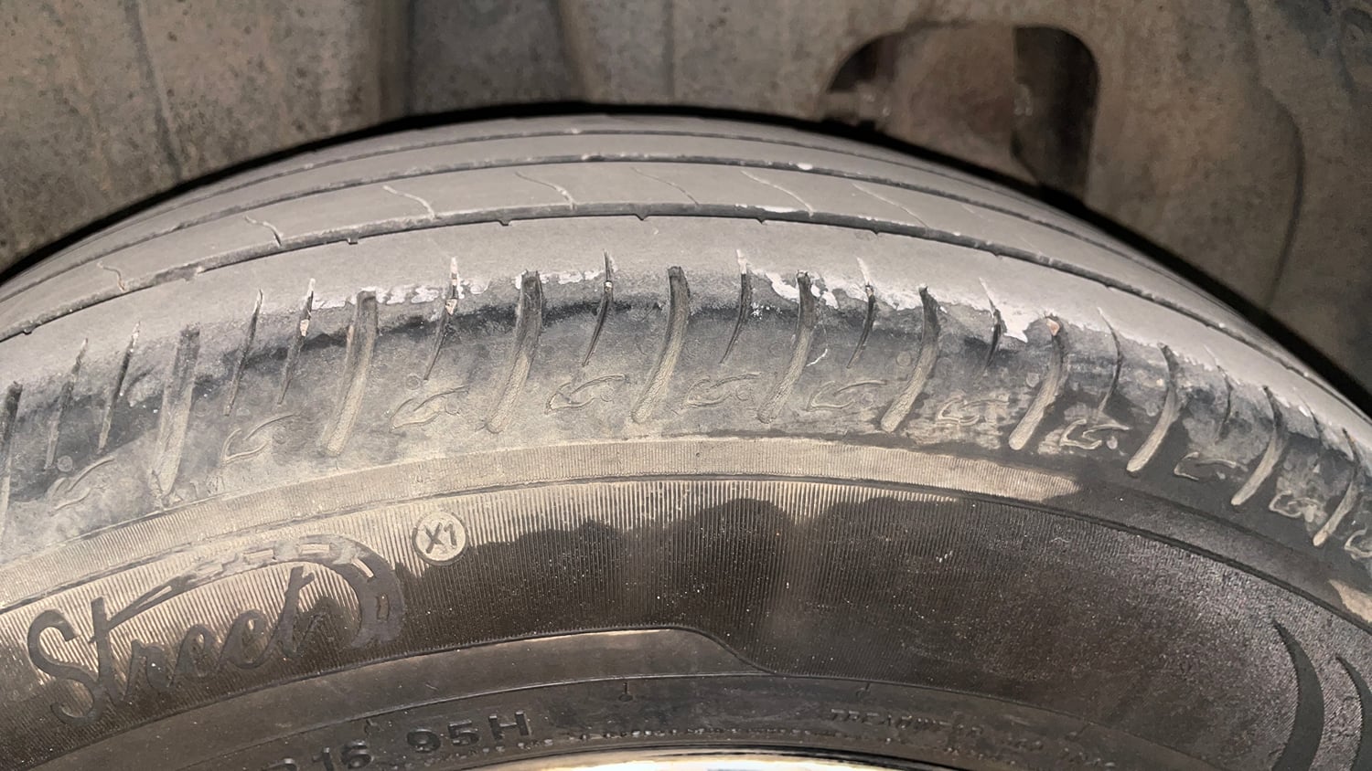 Used 2022 Mahindra XUV 300 W8 (O) 1.5 Diesel AMT Diesel Automatic tyres RIGHT REAR TYRE TREAD VIEW