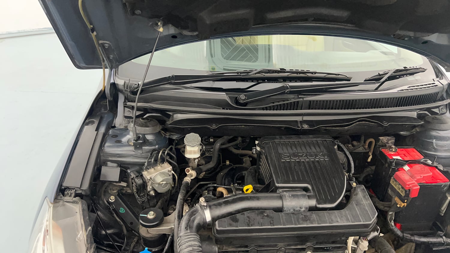 Used 2017 Maruti Suzuki Ciaz Alpha 1.4 MT Petrol Manual engine ENGINE RIGHT SIDE HINGE & APRON VIEW