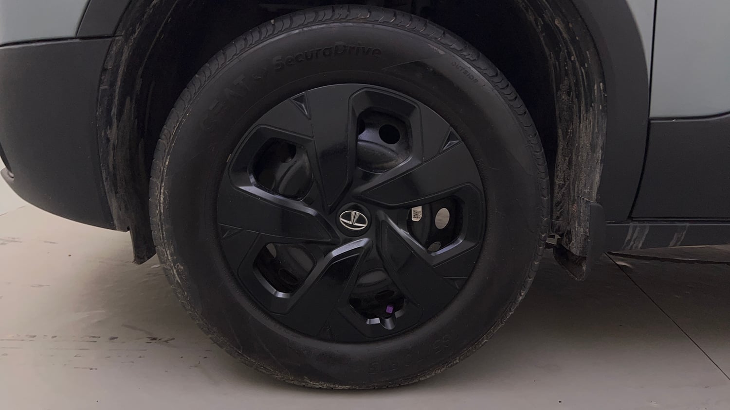 Used 2023 Tata Punch Adventure Rhythm Pack MT Petrol Manual tyres LEFT FRONT TYRE RIM VIEW