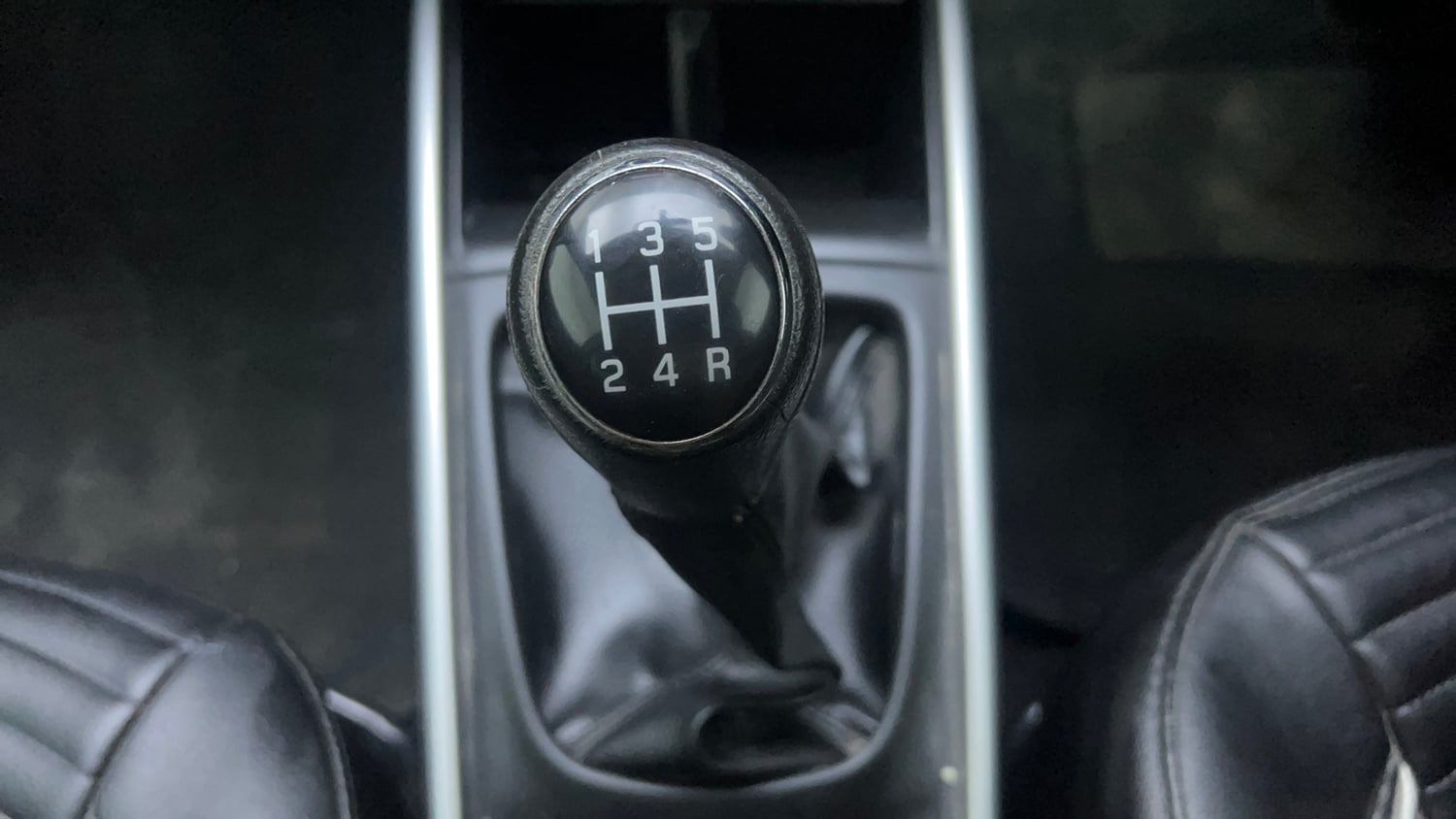 Used 2017 Maruti Suzuki Baleno Zeta 1.2 Petrol Manual interior GEAR  KNOB VIEW