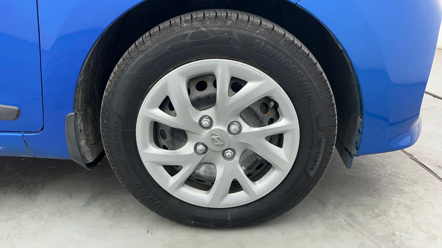 Used 2018 Hyundai Grand i10 Sportz 1.2 Kappa VTVT Dual Tone Petrol Manual tyres RIGHT FRONT TYRE RIM VIEW