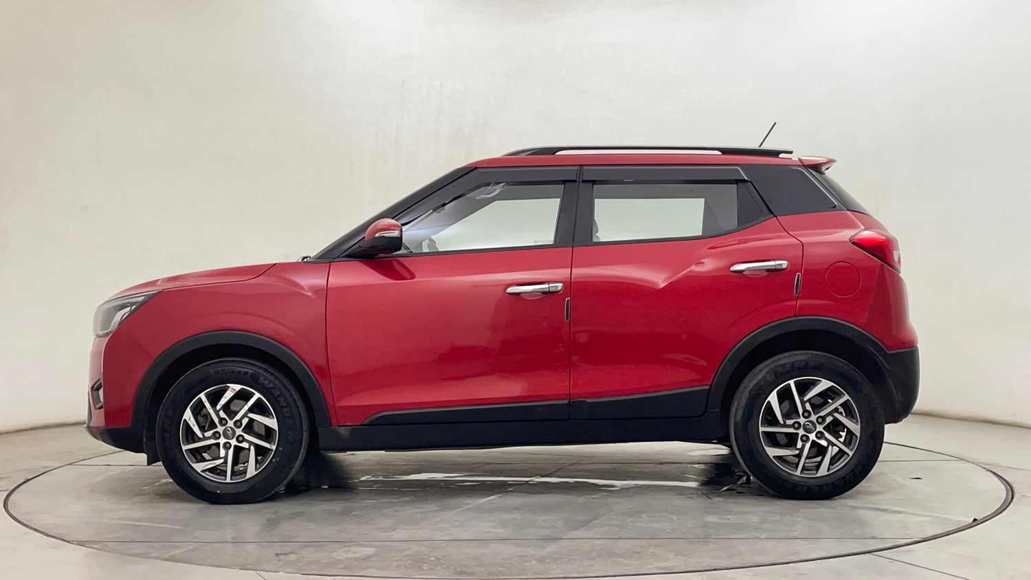 Used 2022 Mahindra XUV 300 W8 (O) 1.5 Diesel AMT Diesel Automatic exterior LEFT SIDE VIEW