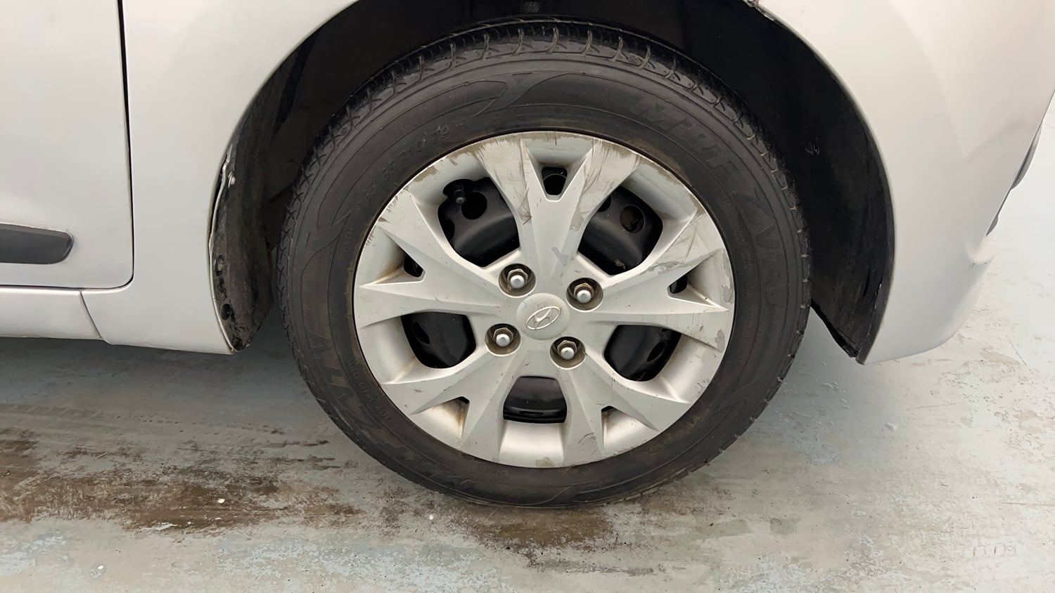 Used 2015 Hyundai Grand i10 Sportz 1.2 Kappa VTVT Petrol Manual tyres RIGHT FRONT TYRE RIM VIEW