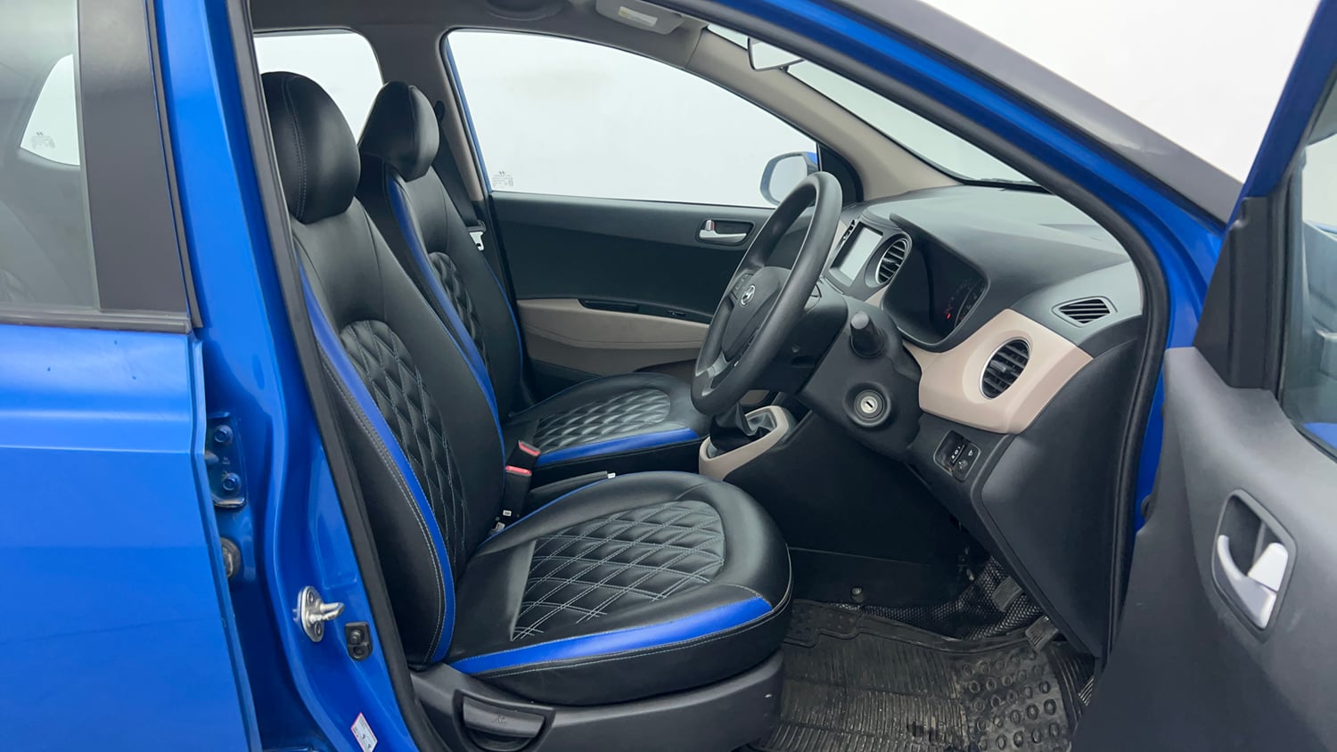 Used 2018 Hyundai Grand i10 Sportz 1.2 Kappa VTVT Dual Tone Petrol Manual interior RIGHT SIDE FRONT DOOR CABIN VIEW