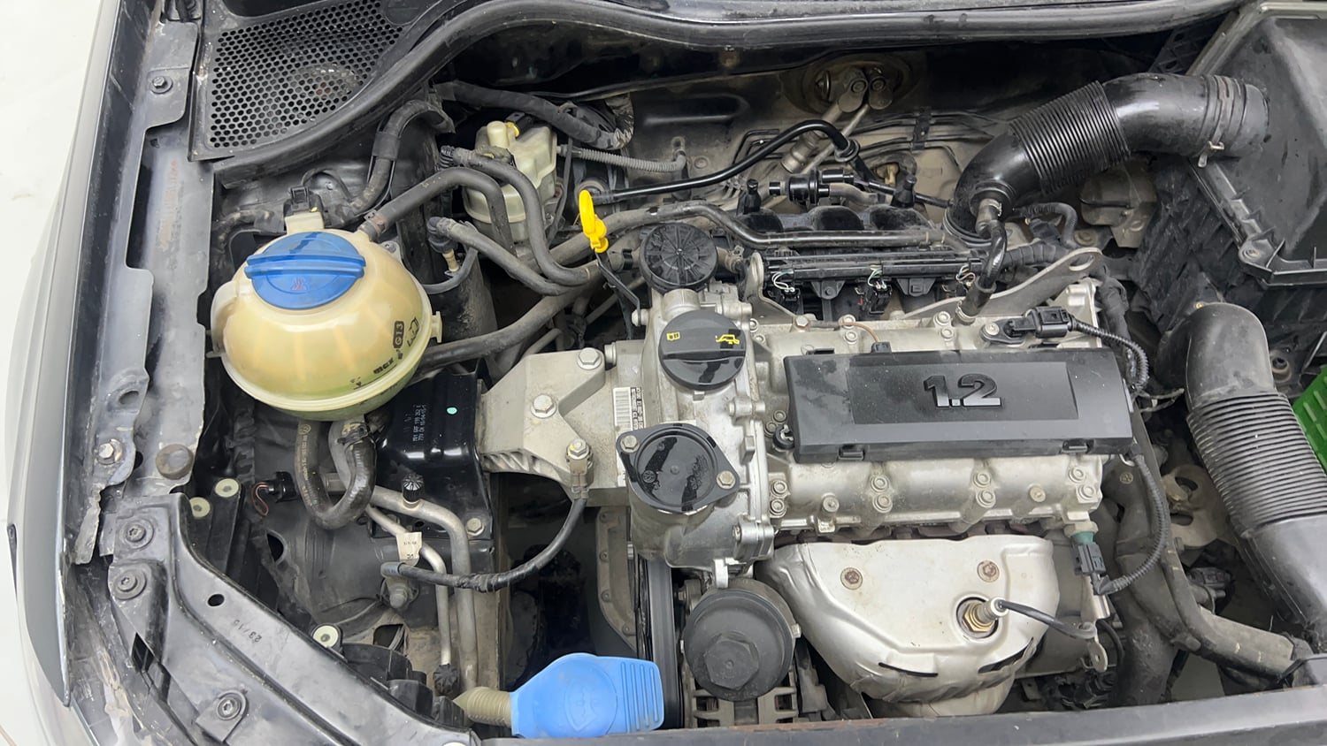 Used 2015 Volkswagen Polo Highline1.2L (P) Petrol Manual engine ENGINE RIGHT SIDE VIEW