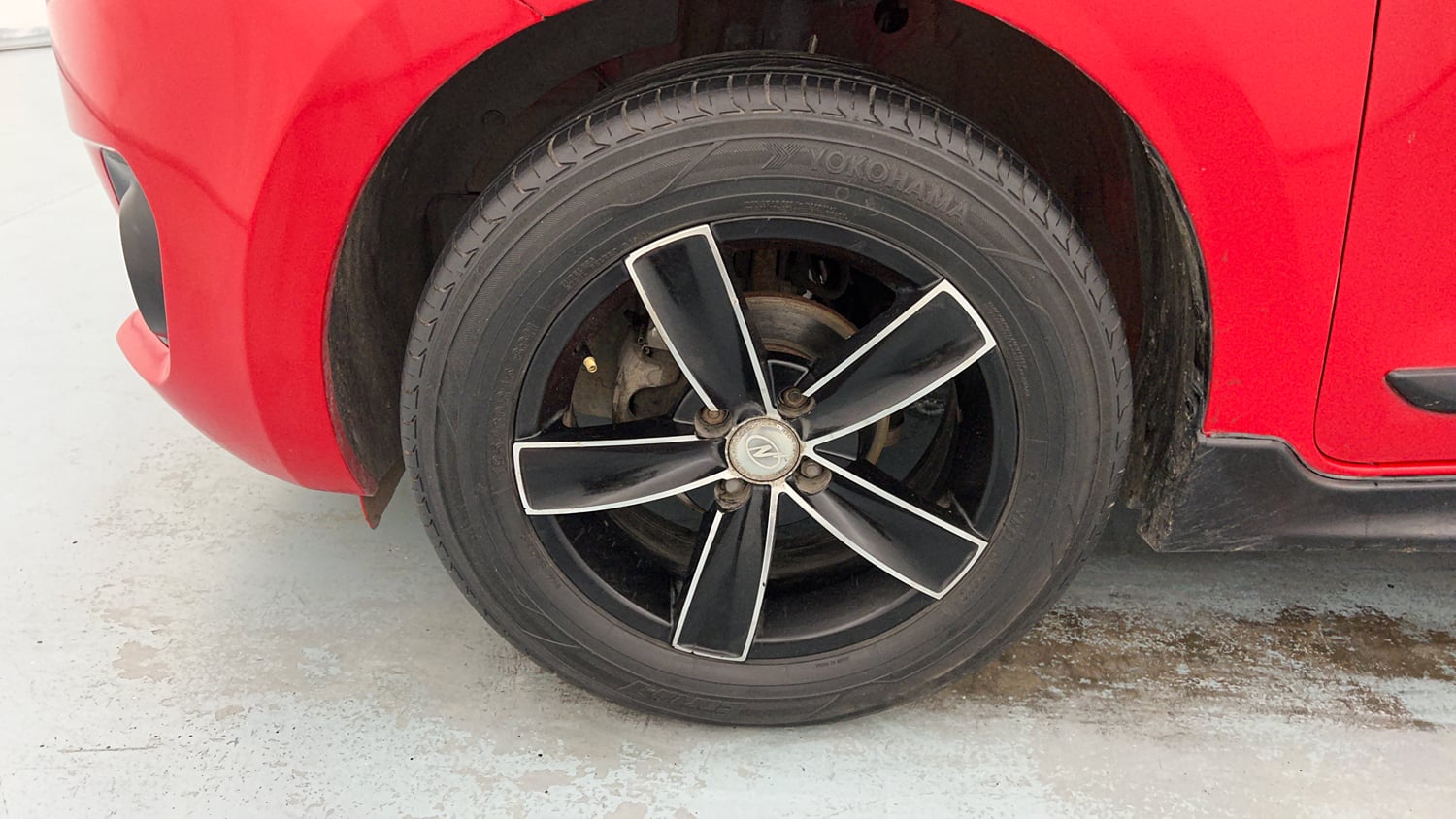 Used 2018 Maruti Suzuki Swift VXi AMT Petrol Automatic tyres LEFT FRONT TYRE RIM VIEW