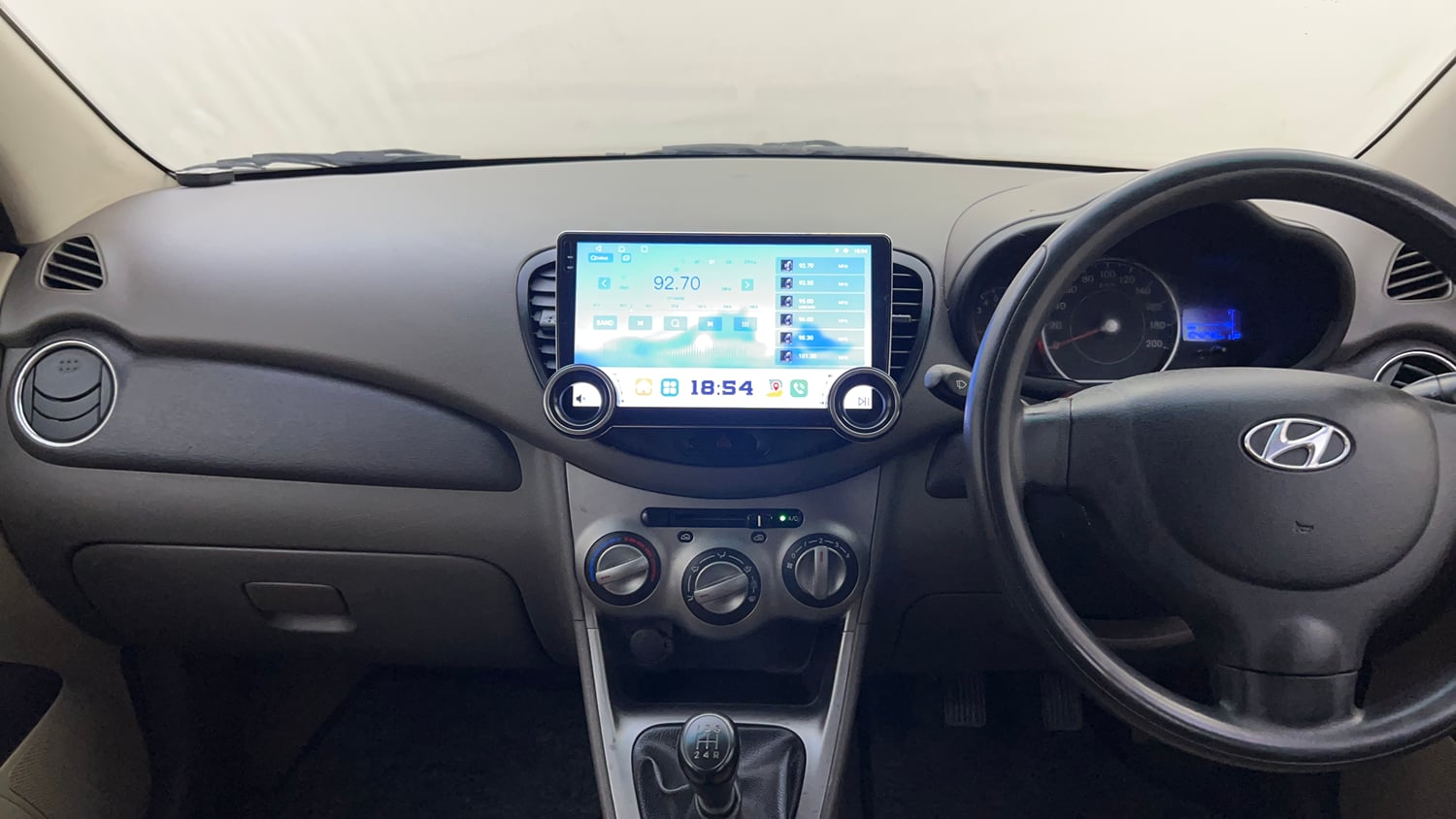 Used 2013 Hyundai i10 Magna 1.2 Kappa2 Petrol Manual interior MUSIC SYSTEM & AC CONTROL VIEW
