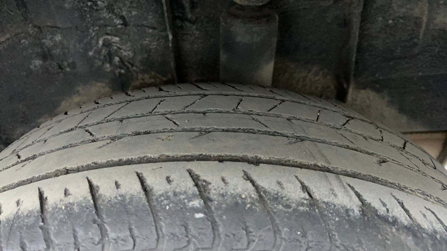 Used 2021 Renault Kiger RXZ AMT Dual Tone Petrol Automatic tyres LEFT REAR TYRE TREAD VIEW