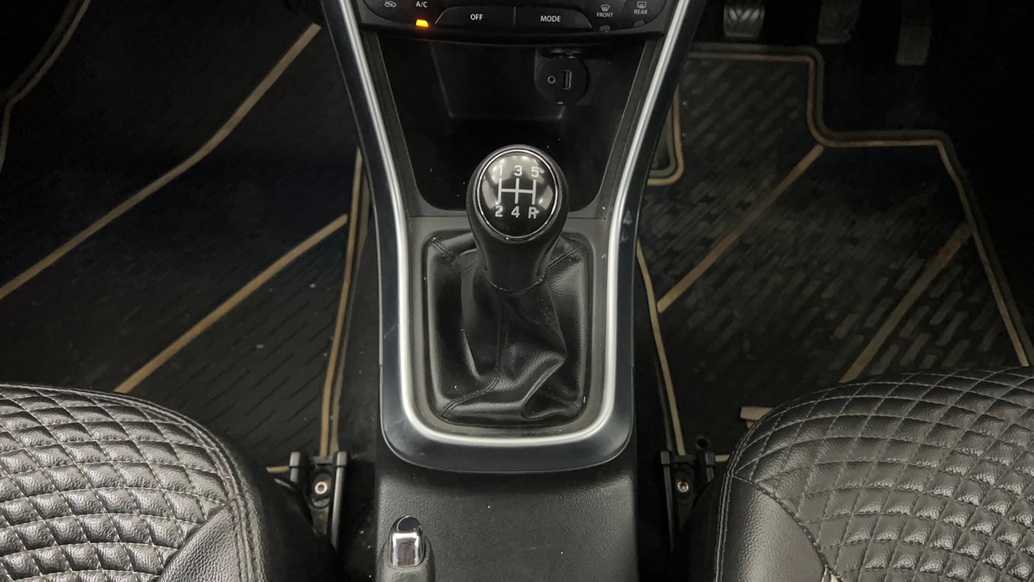 Used 2020 Maruti Suzuki S-Cross Zeta Petrol Manual interior GEAR  KNOB VIEW