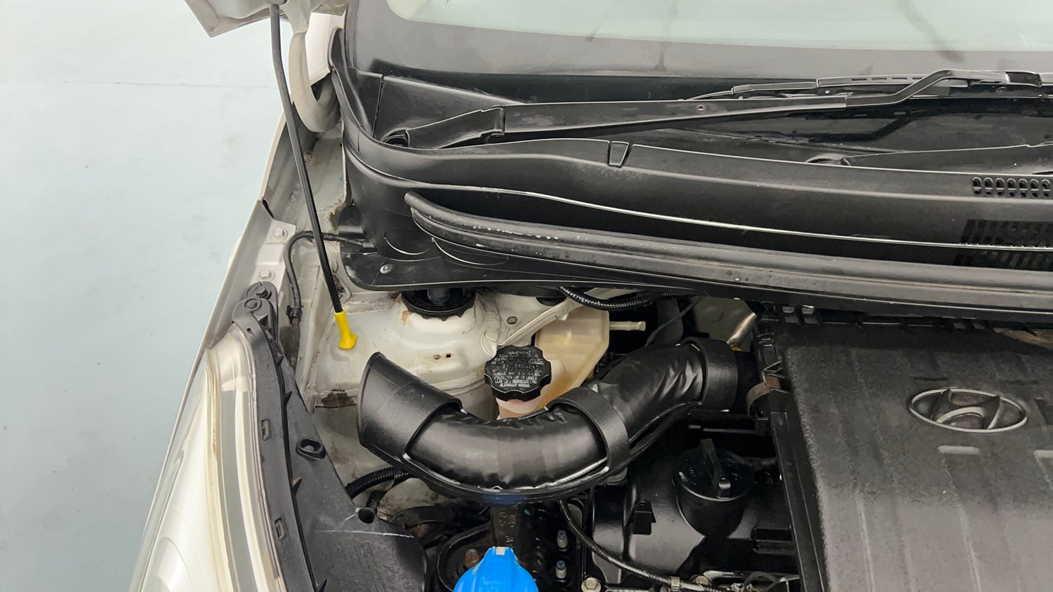Used 2019 Hyundai Grand i10 Magna 1.2 Kappa VTVT Petrol Manual engine ENGINE RIGHT SIDE HINGE & APRON VIEW
